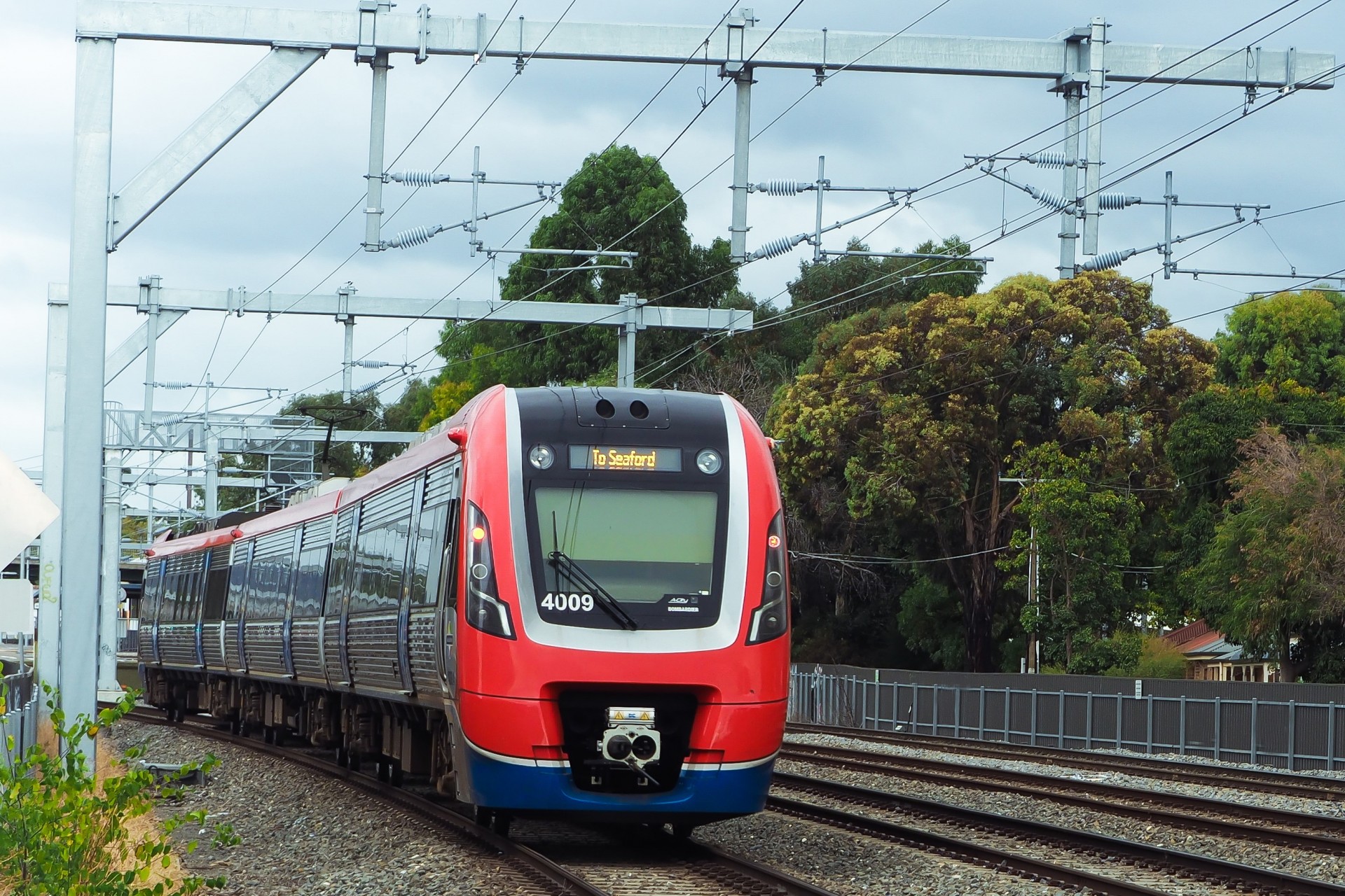 Adelaide billede 2 Electric train on tracks 3