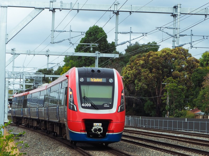 Adelaide billede 2 Electric train on tracks 3