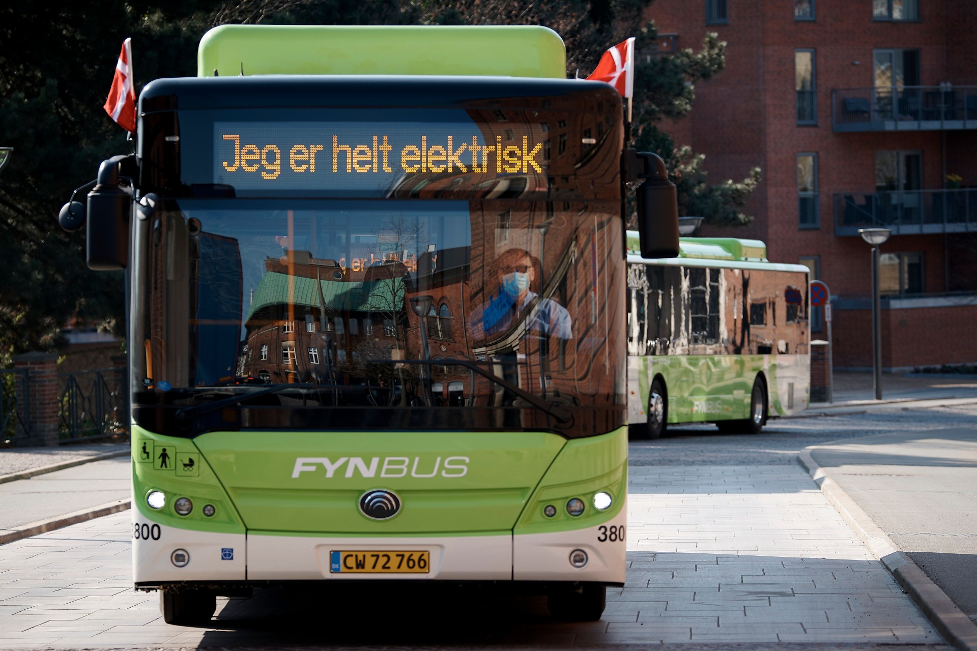 Frontbillede af korende bus v5